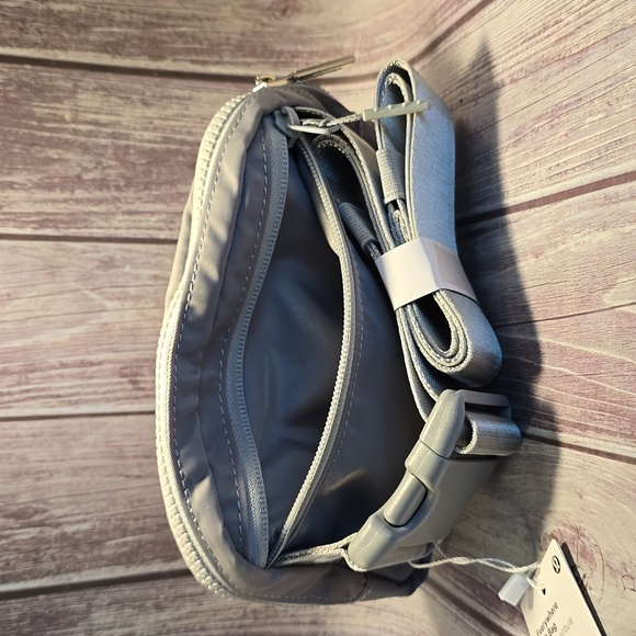 Lululemon Athletic Everywhere Belt Bag 1L Silver NWT One Size** - Picture 4 of 5